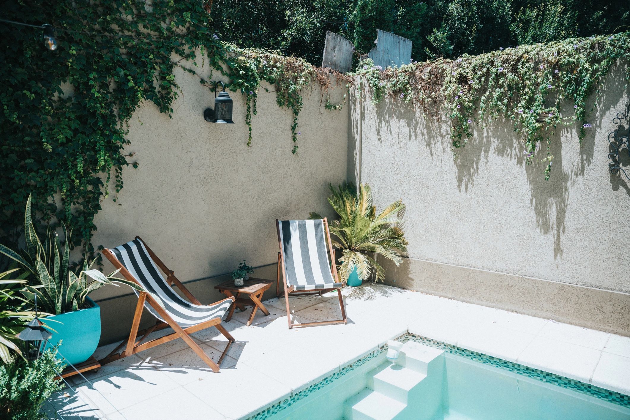 Vinyl-style privacy fencing around a pool patio