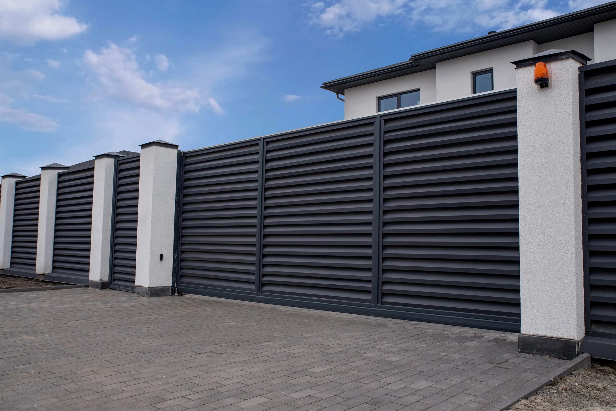 Automatic sliding gate