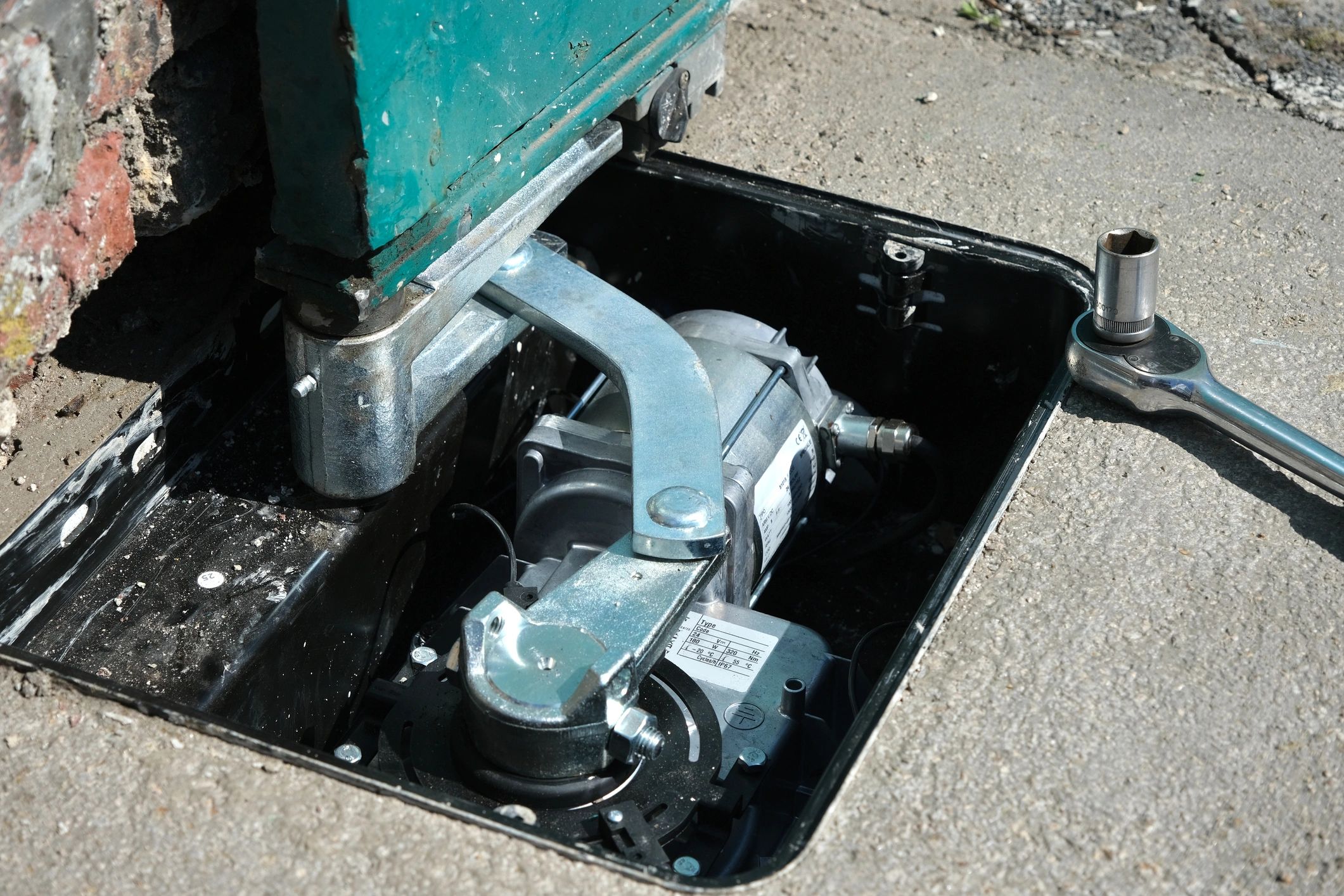 Underground swing gate motor mechanism