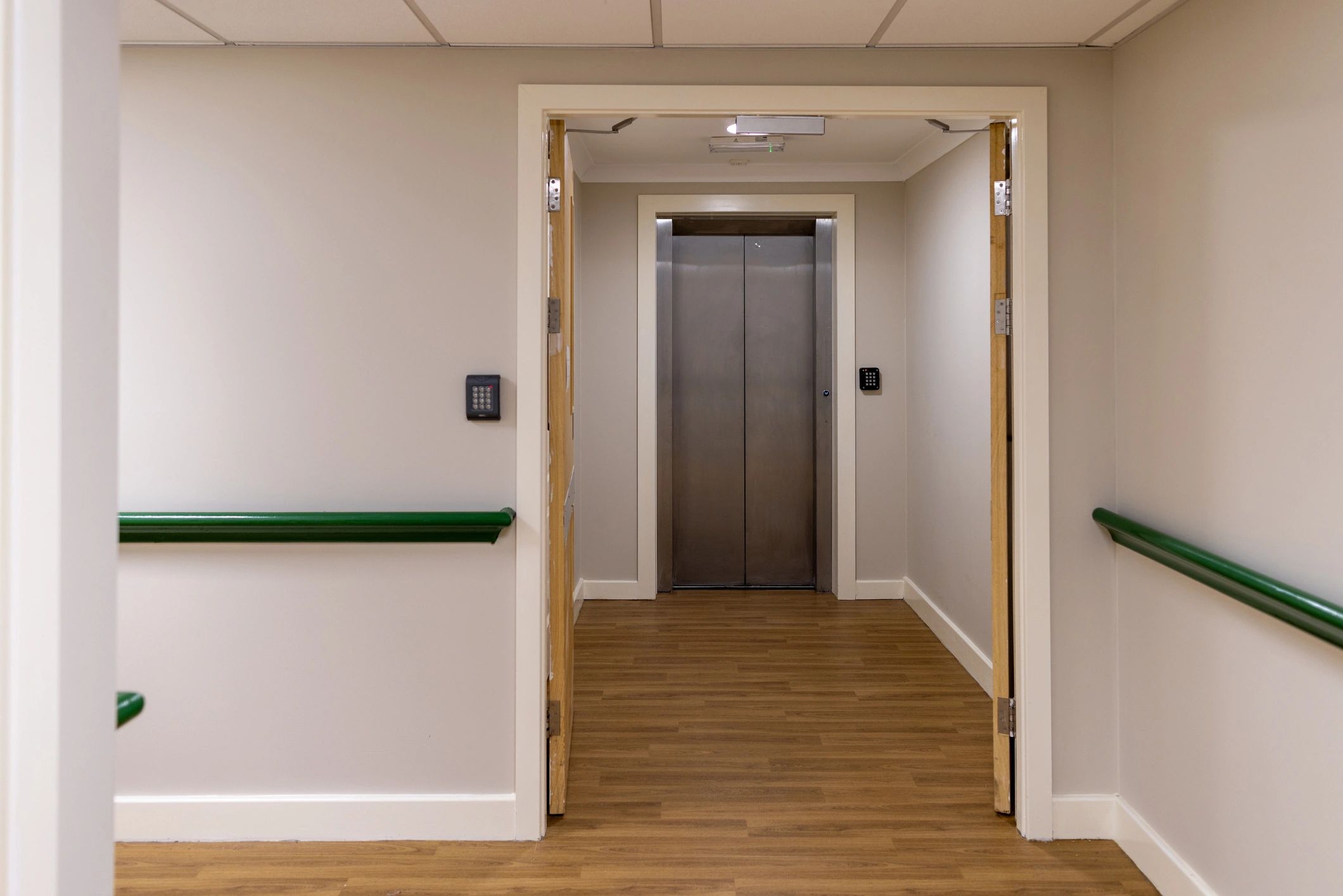 Pedestrian access entry with controlled access